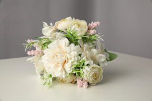 Dahlia & Ranunculus Bunch Peach (More than 24 pcs = £1.5 each)